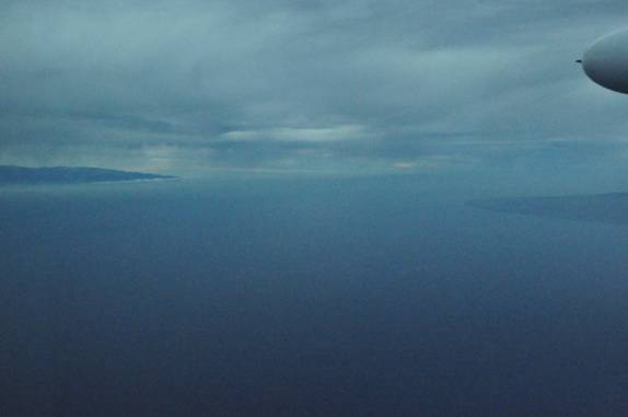 Voo entre as ilhas de Big Island(direita) e Maui (esquerda), no Havaí